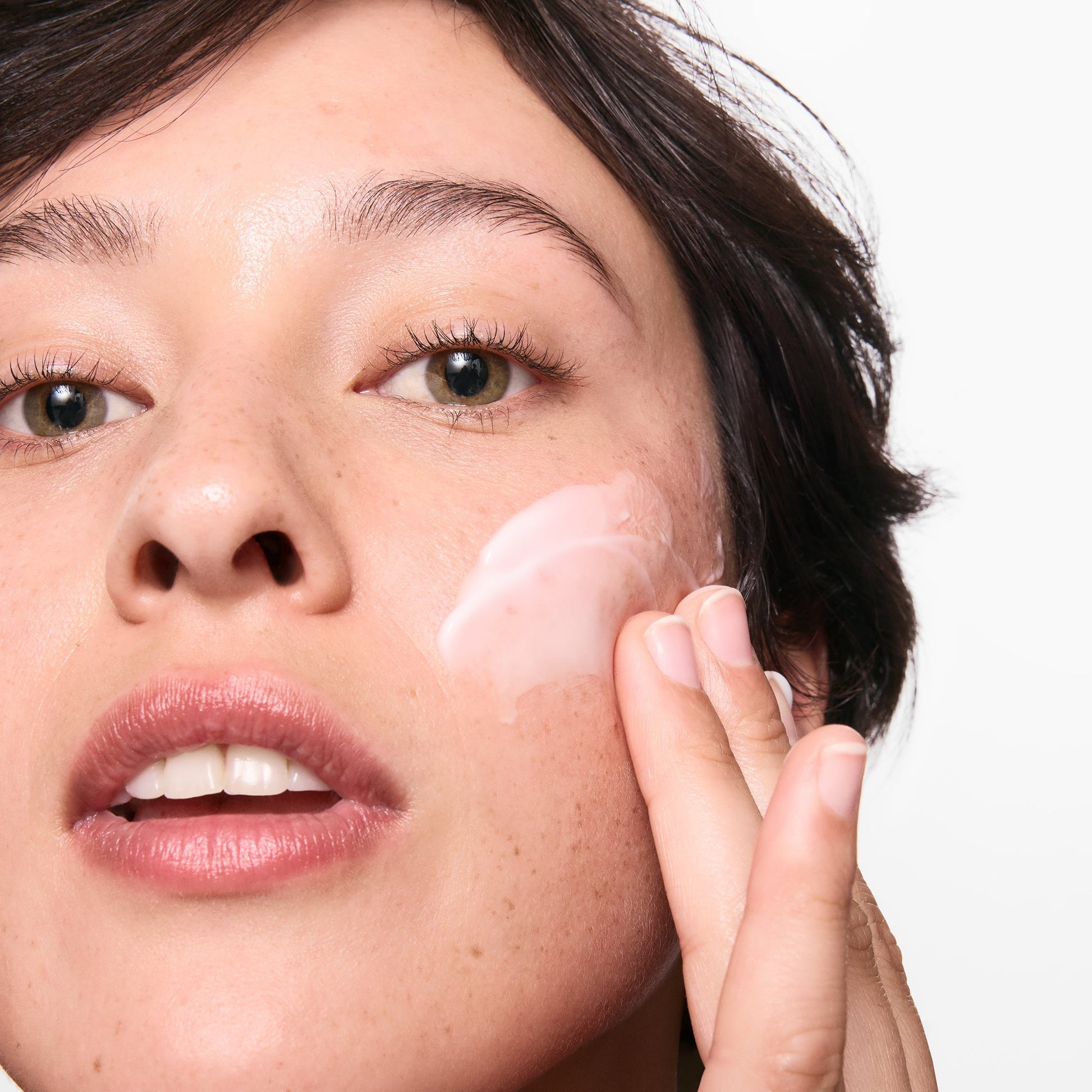 hydrating-cleanser-and-oil-free-moisturizer-duo-a9 01_LYDIA_12_APPLICATION_OMEGA_SUPERSIZE_036_1_8483aad9-c9a3-46f0-b735-539c739306ac.jpg
