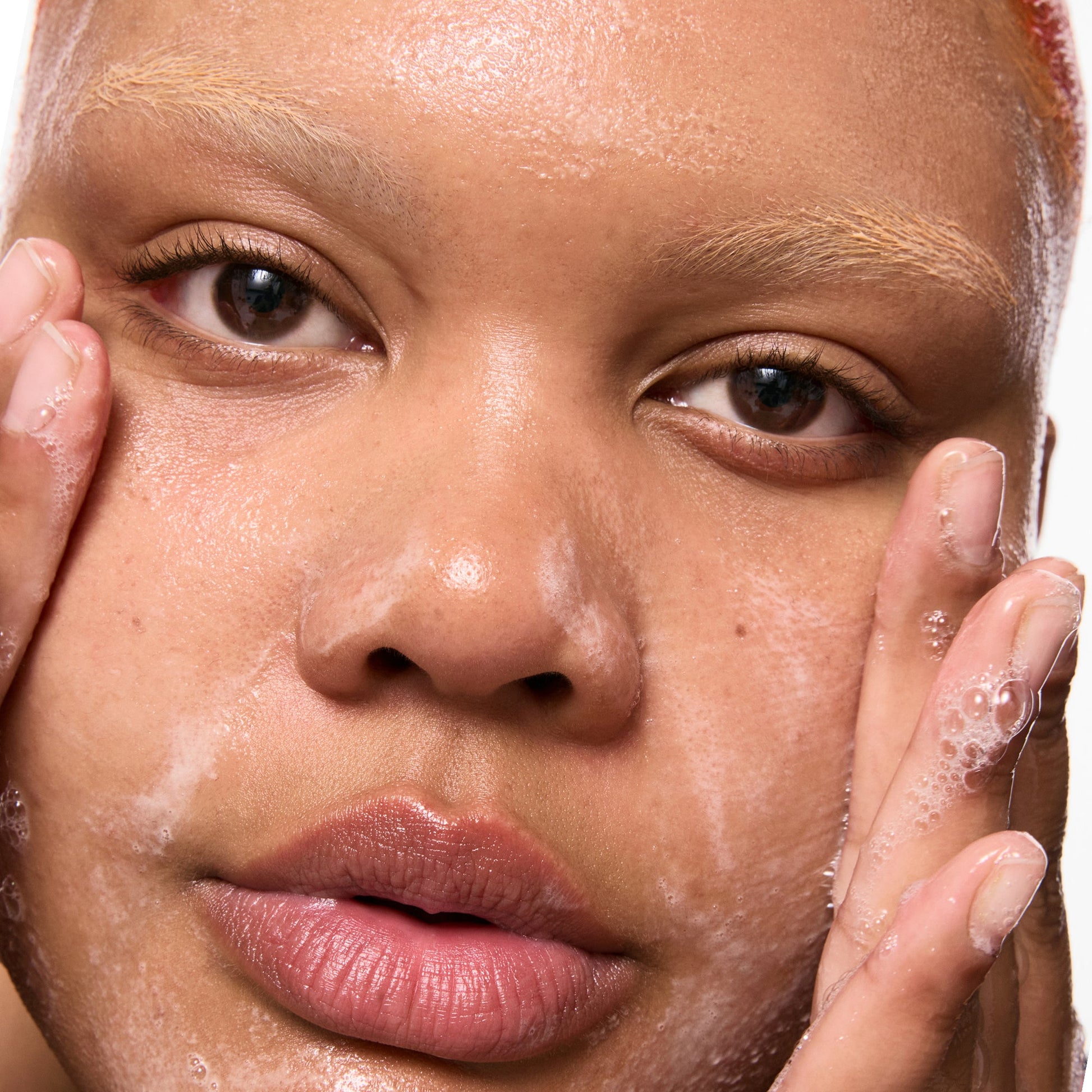 salicylic-acid-cleanser-150ml-y4 Omega50_Model_2000x2000-1_ce0a3018-d6f0-4ed9-a17d-0096b80b29f6.jpg